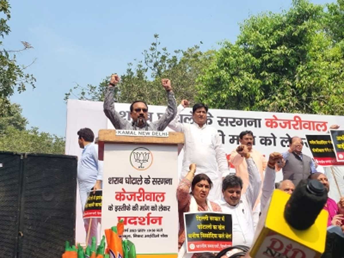 दिल्ली शराब घोटाले के विरुद्ध भाजपा ने आम आदमी पार्टी कार्यालय पर किया प्रदर्शन